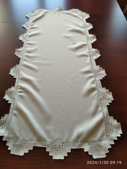 Bieżnik o wymiarach 88*40 cm, kolor ecry.