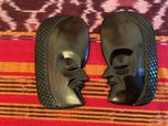 Máscaras de perfil em pau preto