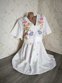 Платье белое с вышивкой 50-52