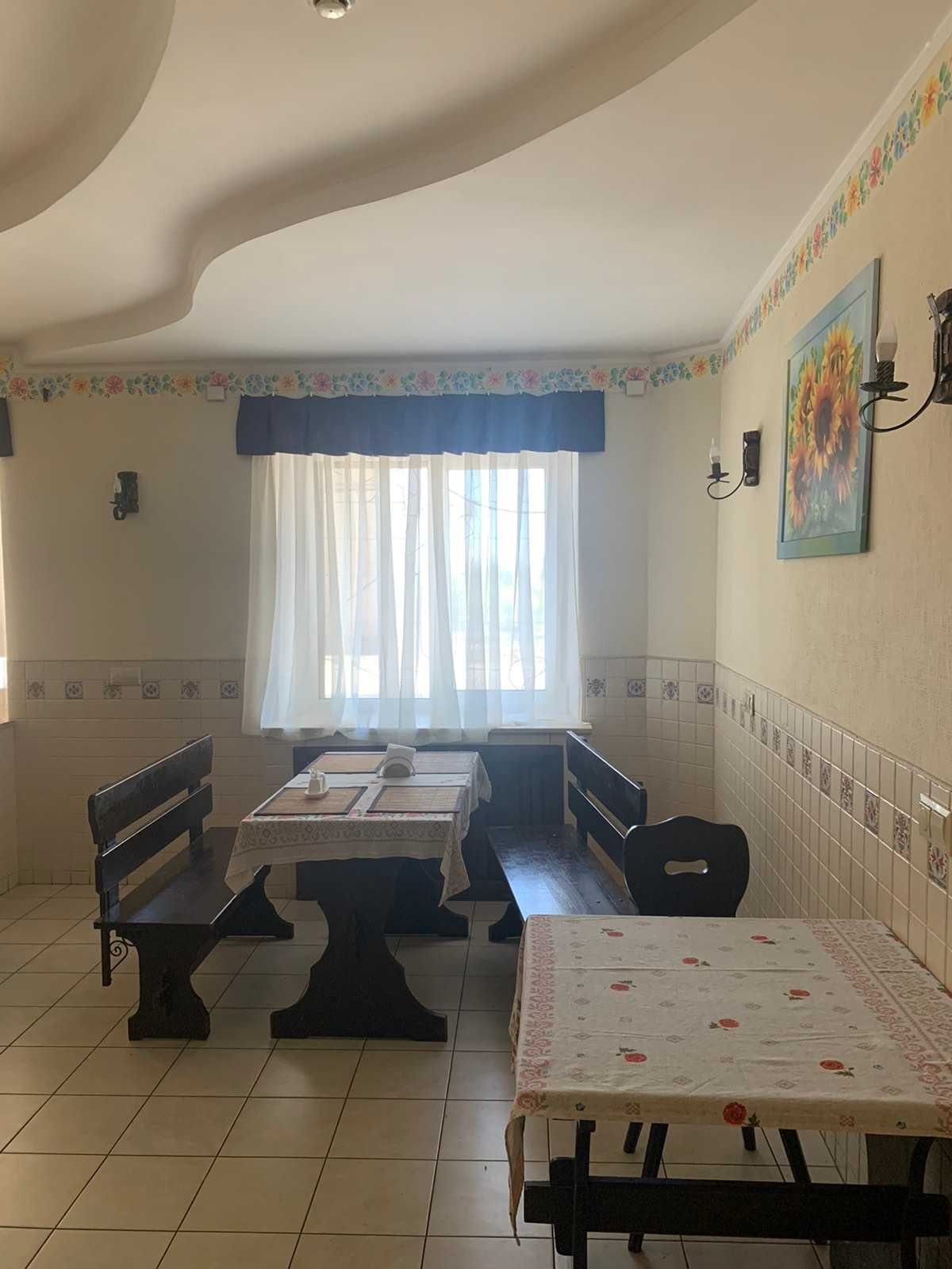Адмінбудівля з готельними номерами, кафе