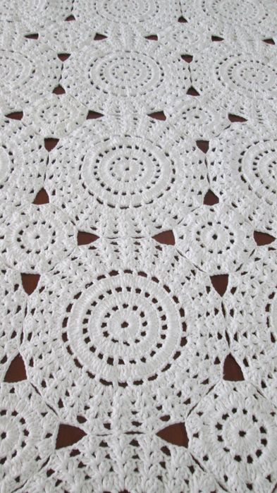 Toalha de mesa em crochê feita á mão , barbante numero 4