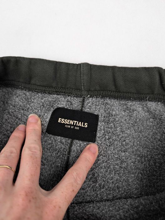 Fear of god essentials szare spodnie dresowe dresy M logo