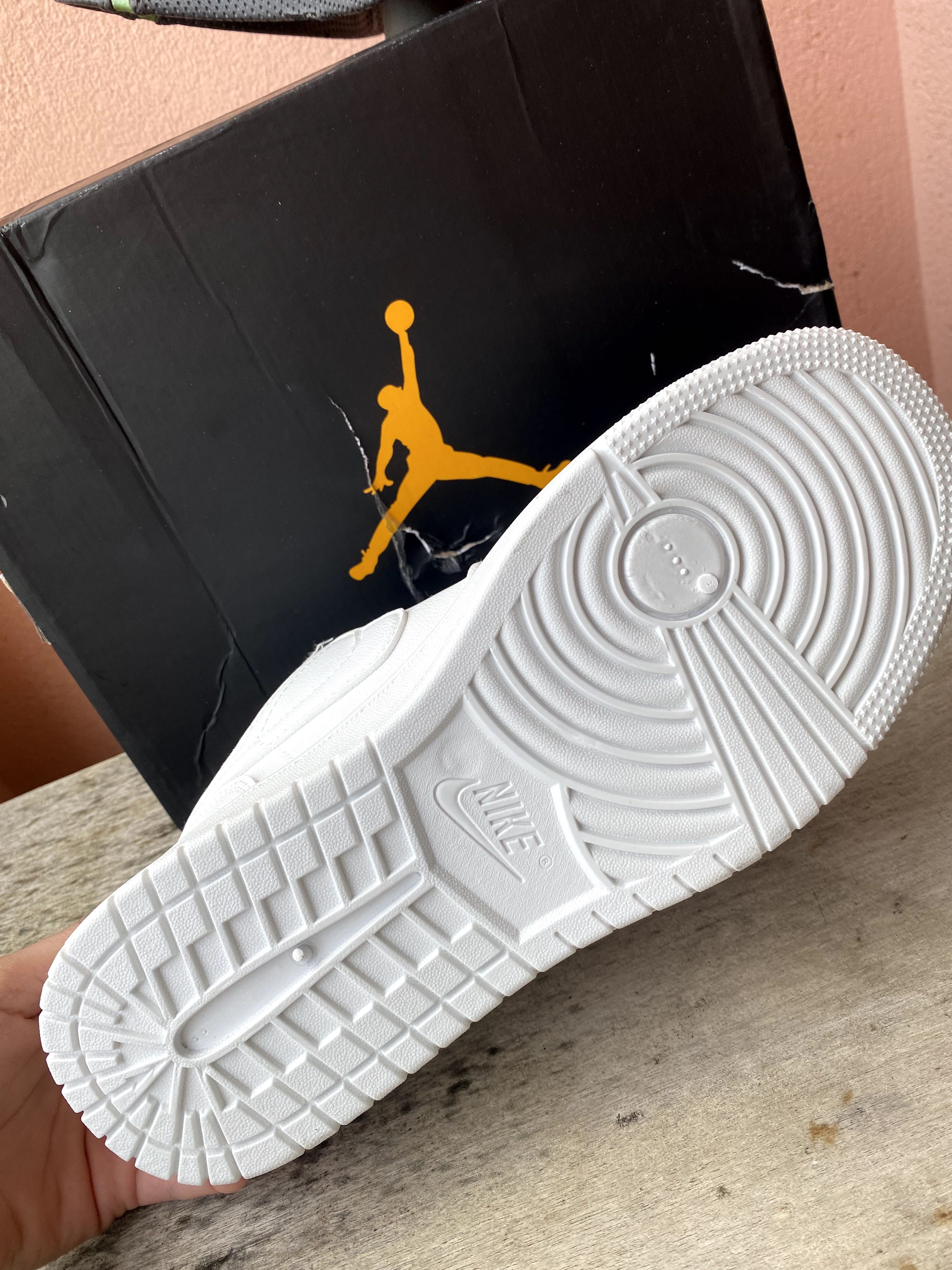 Tênis Nike Jordan todo branco