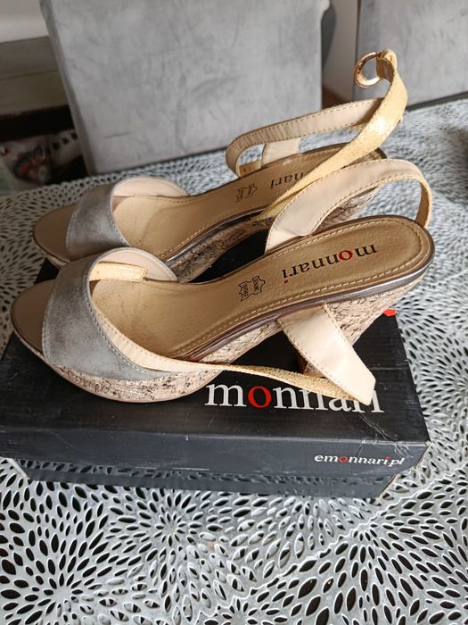 Sandały na obcasie Monnari