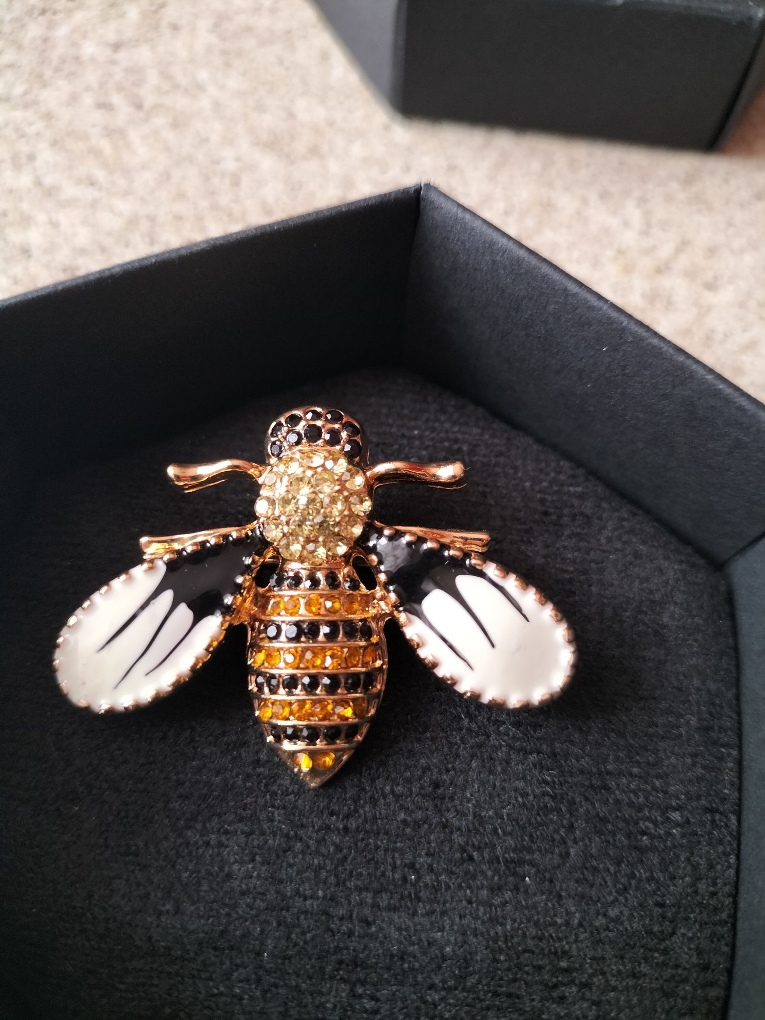 Broszka pszczola,owad