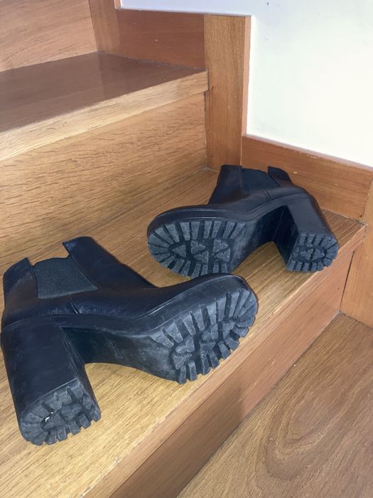 Botins pretos compensados