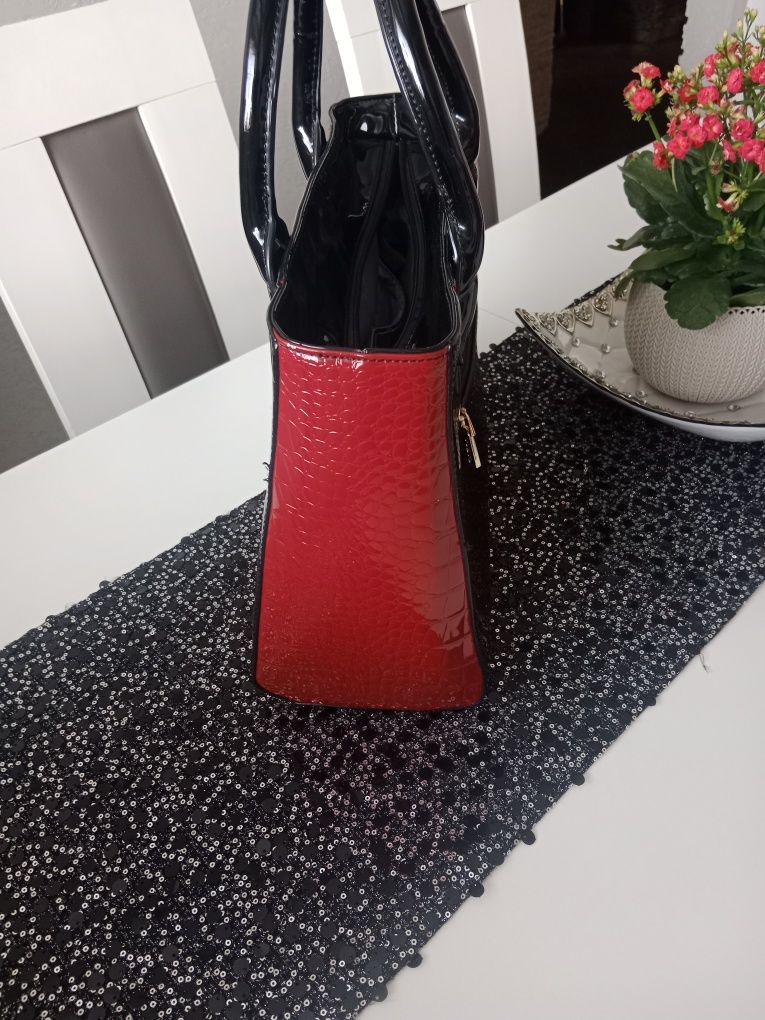 Lakierowana torebka do ręki PABIA