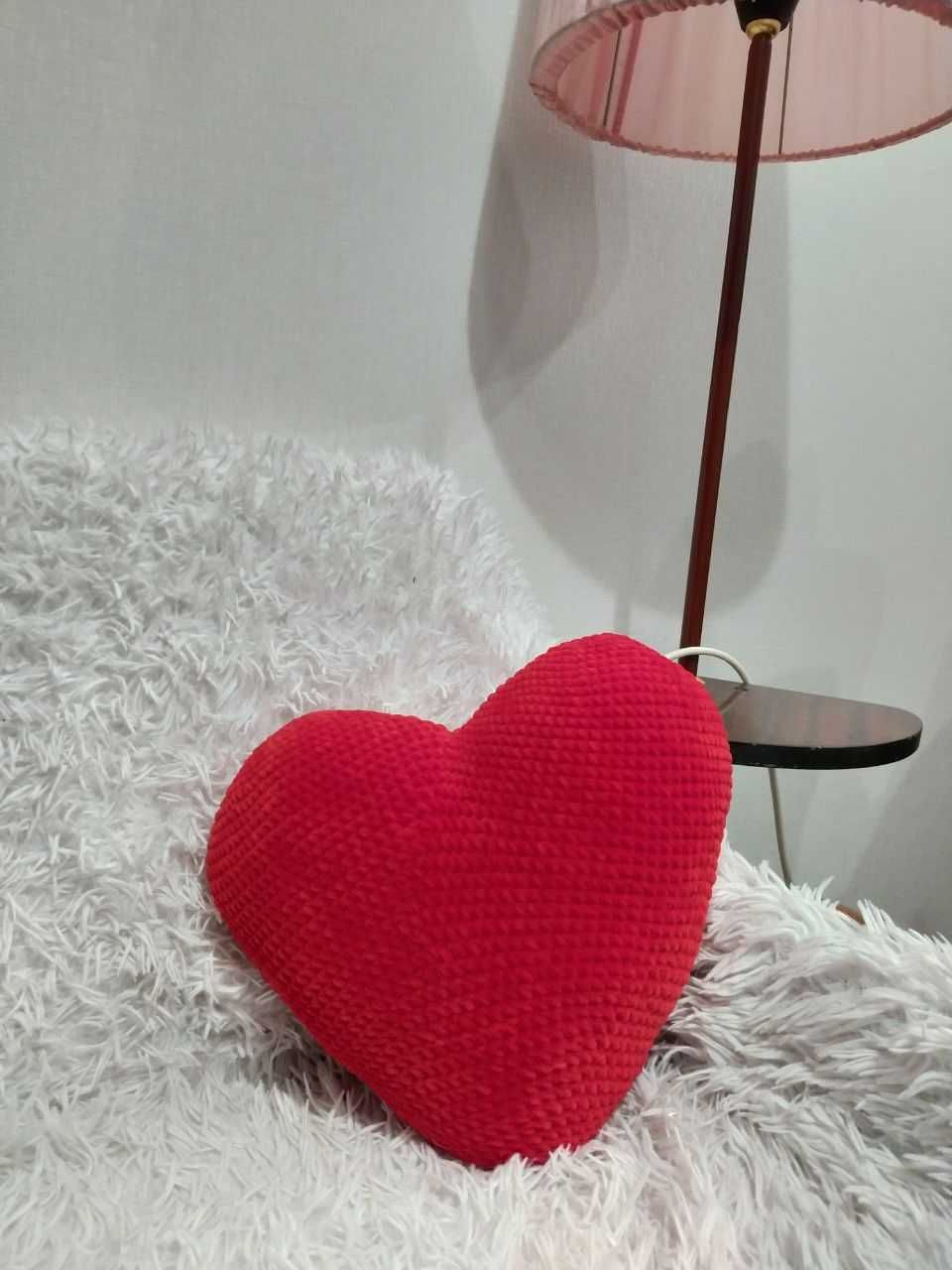Декоративная подушка "Сердце" из плюшевой пряжи.