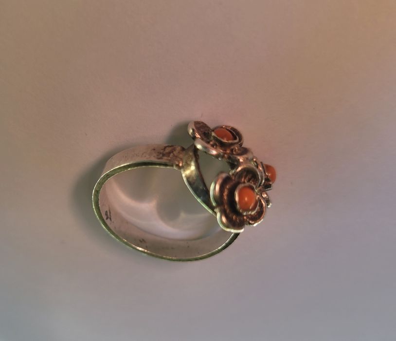 Stary pierścionek z kwiatkami i koralem