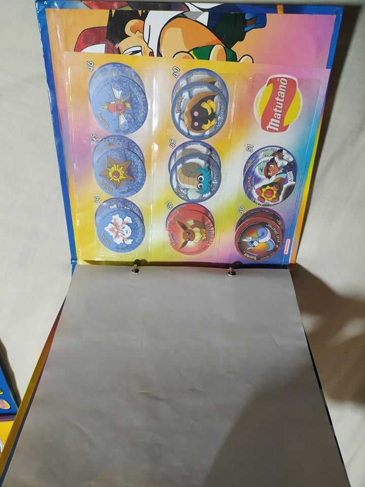 Cadernetas de Tazos Pokemon bastantes