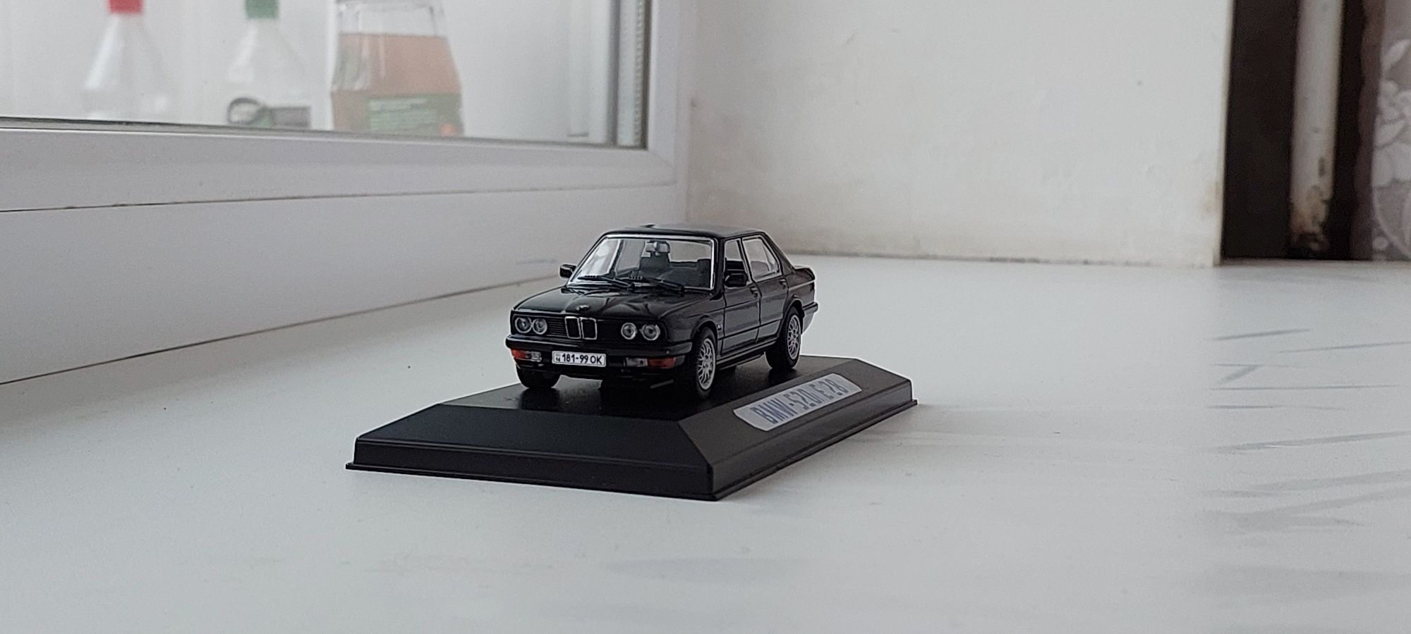 Модель BMW-520i,E28,(1:43),ручной работы