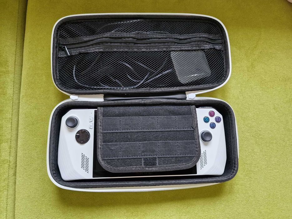 Konsola ASUS ROG Ally  AMD Ryzen Z1 Extreme, stan znakomity,