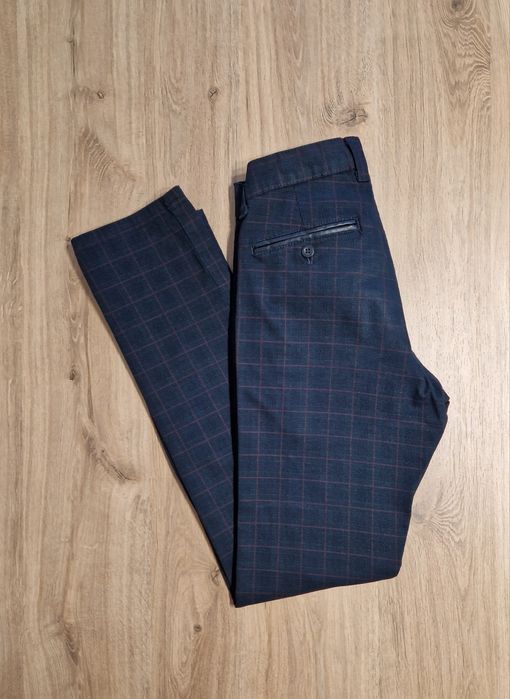 Spodnie męskie w kant granatowe z delikatną czerwoną kratką L32