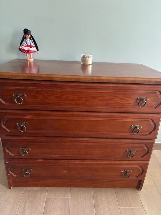 Mobília antiga em bom estado de conservação