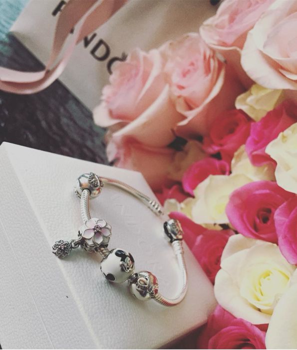 Продам браслет оригінал pandora з бусинками