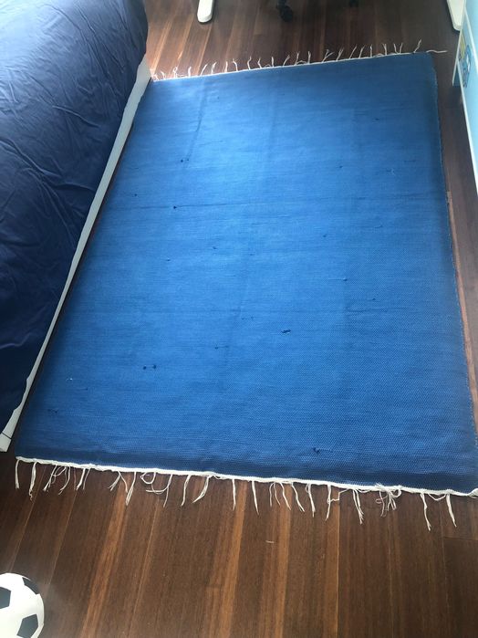 Quarto de criança: Cómoda, candeeiro, tapete e edredão