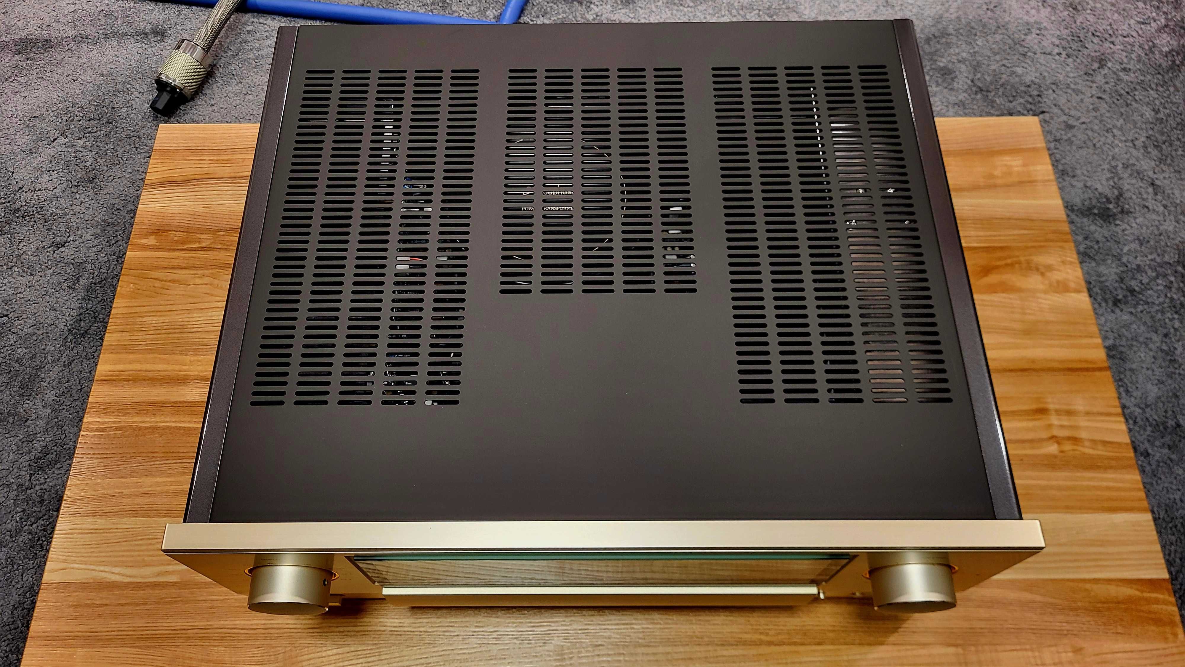 Wzmacniacz zintegrowany Accuphase E4000.
