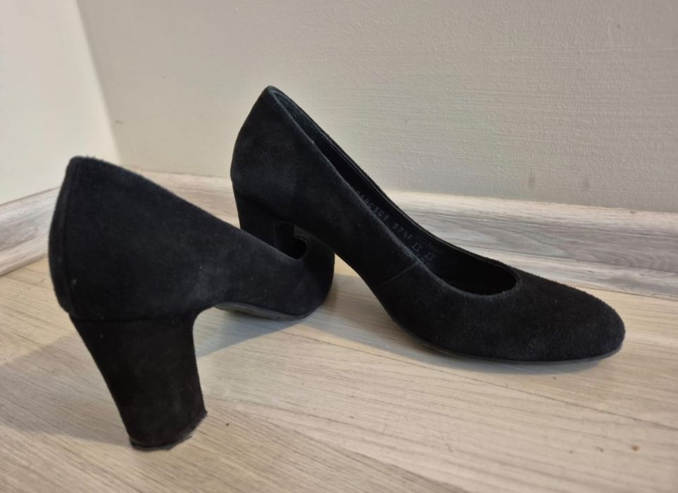 Ryłko czarne czółenka na słupku