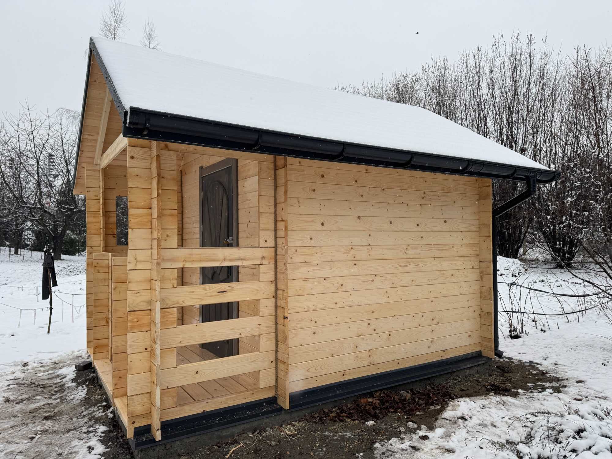 Drewniany domek działkowy "Jaśmin" 300x300 z bali prostokątnych