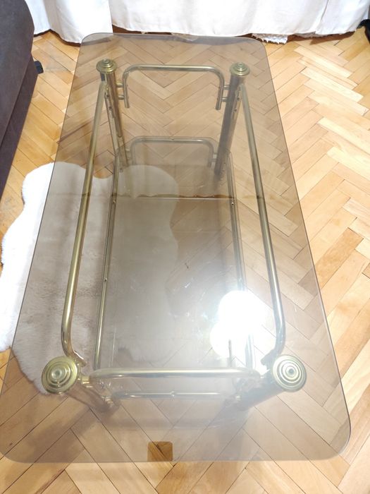 Stolik kawowy ze złotymi nóżkami