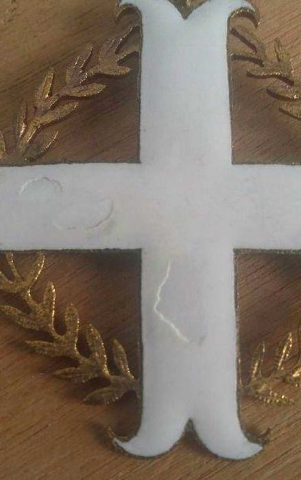 cruz antiga em metal