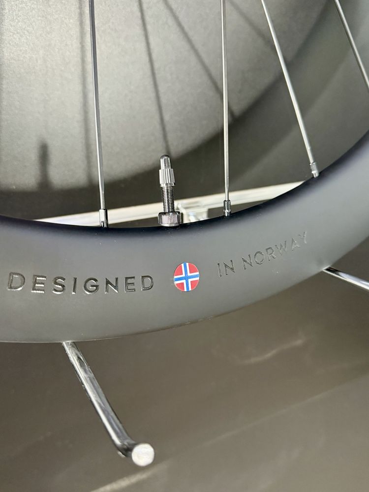 CARBONOWY zestaw kòł szosowych UNAAS HARD H50disc