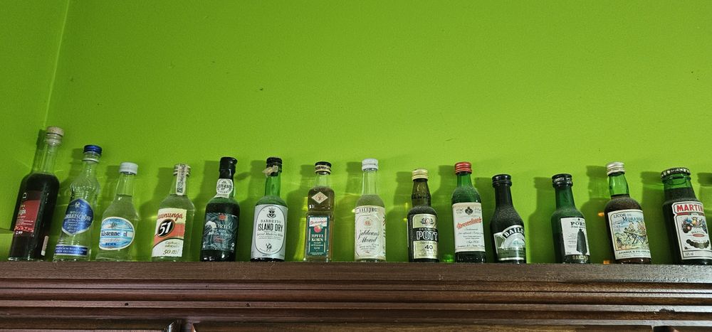 80 garrafinhas miniatura de coleção