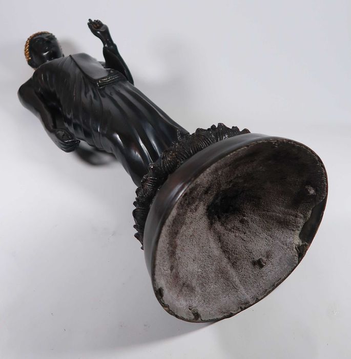 Buda Caminhante - Grande Escultura de Bronze (?) patinado - 65.5 cm