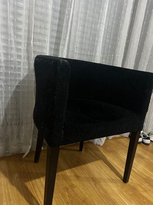 Cadeirão preto tecido e pés madeira