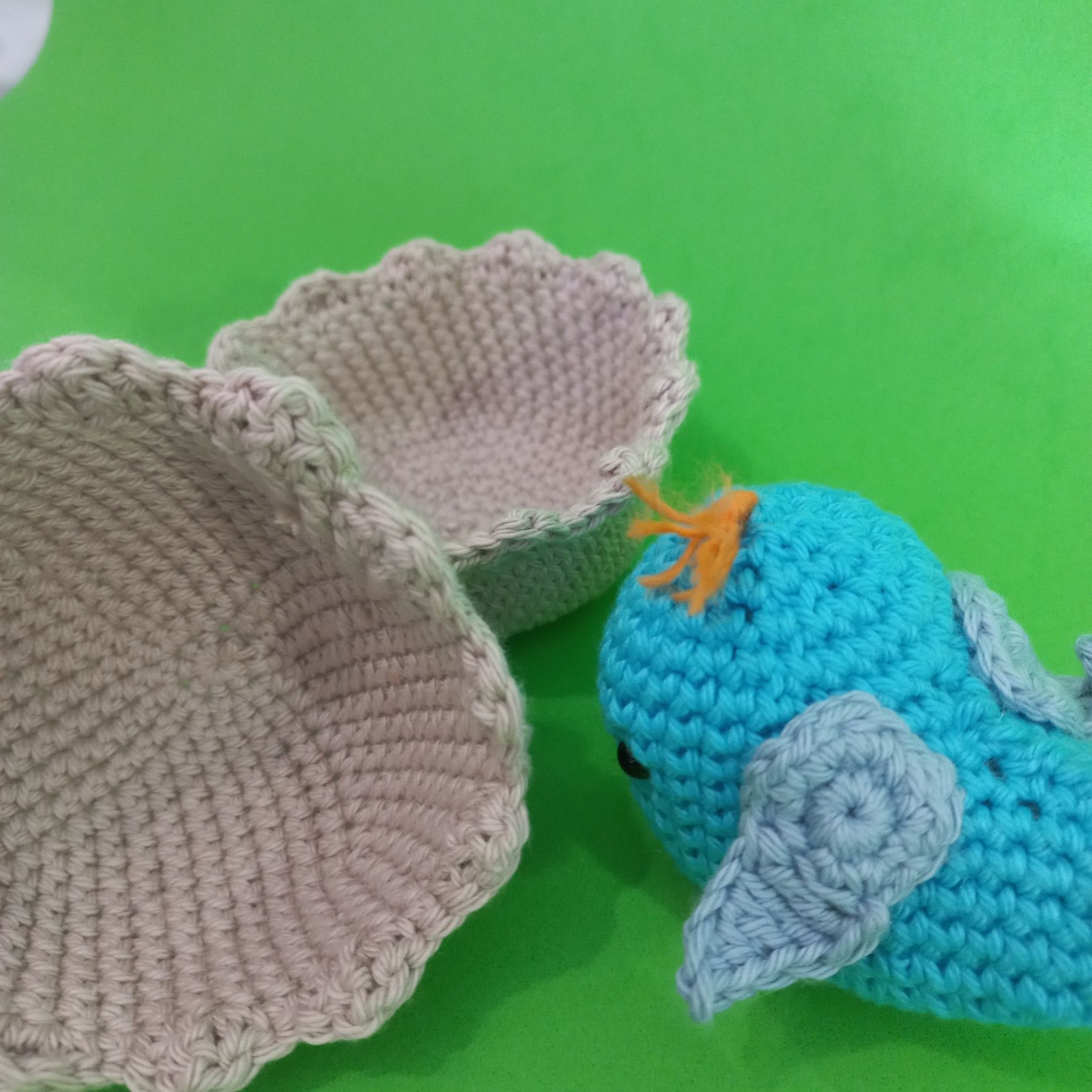 Ovo com pintainho feito em croché e algodão