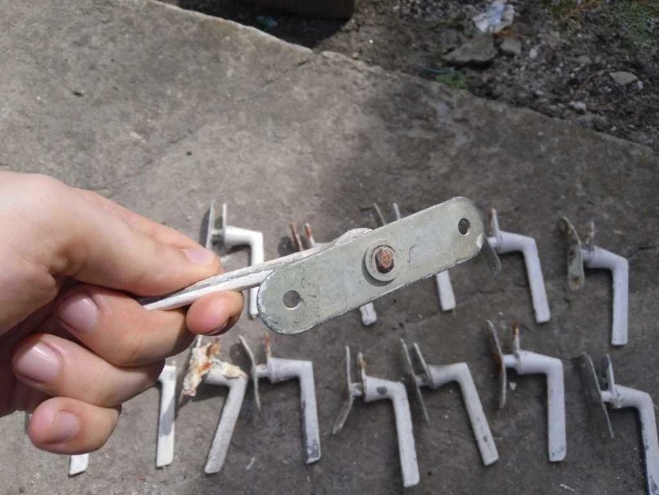 Klamka okienna z zaczepem jednoramienna metalowa stary typ - 1 sztuk