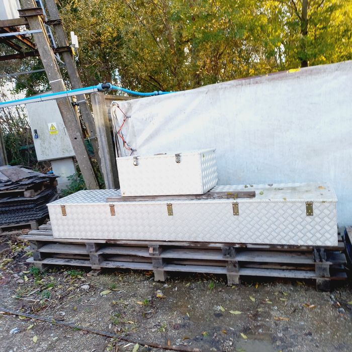 Skrzynia narzedziowa aluminiowan na pasy