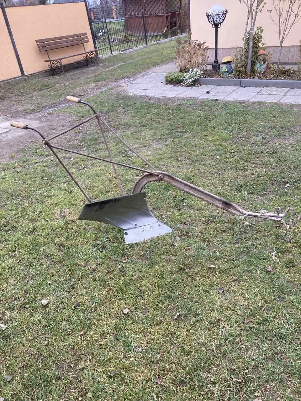 Плуг для обробки землі