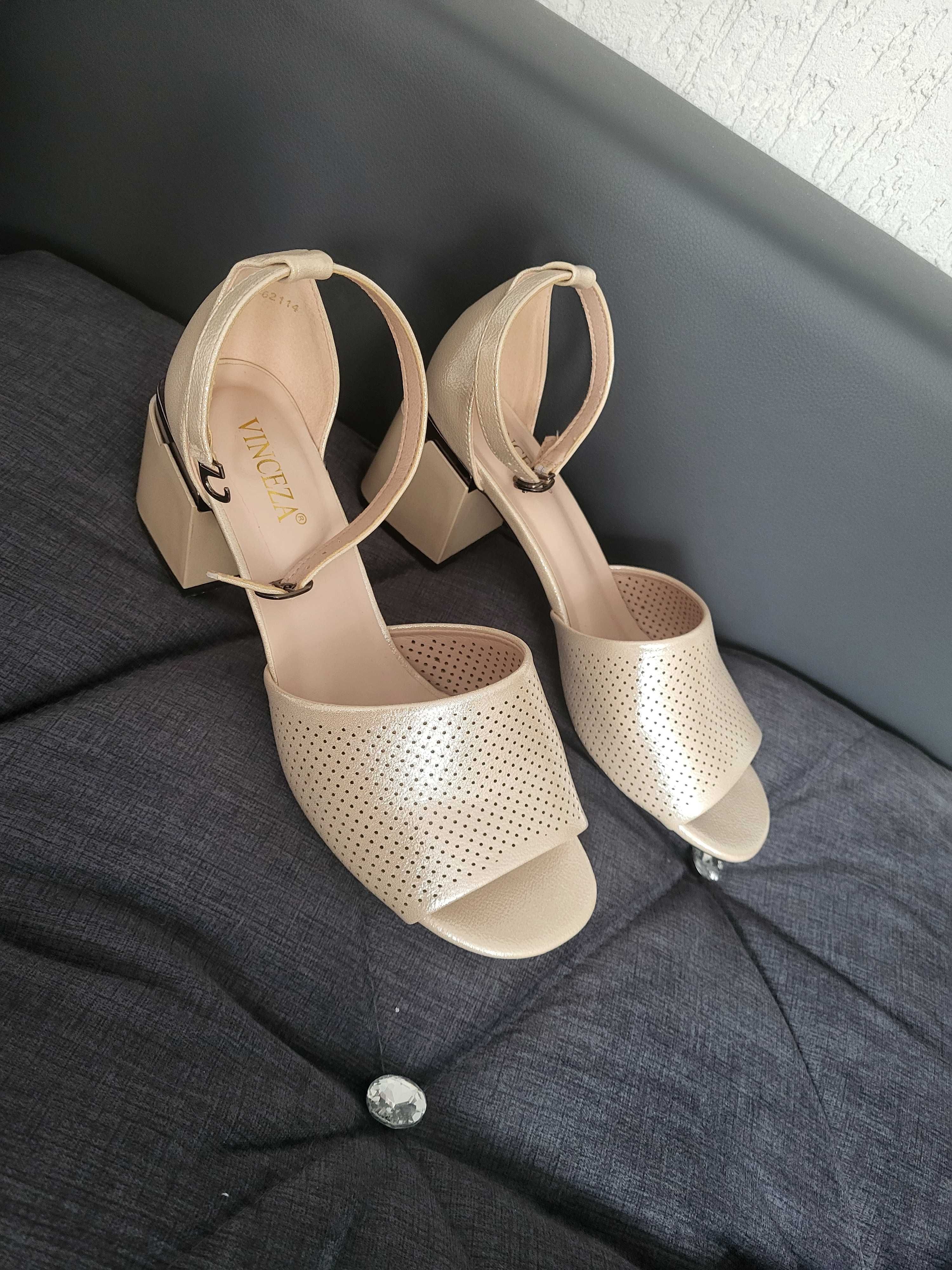 Buty na obcasie pudrowe 40