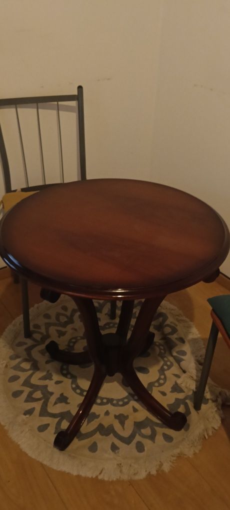 Mesa pequena vintage e cadeiras com almofadas