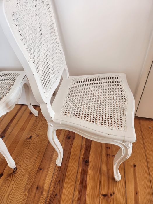 2 cadeiras brancas antigas com palhinha