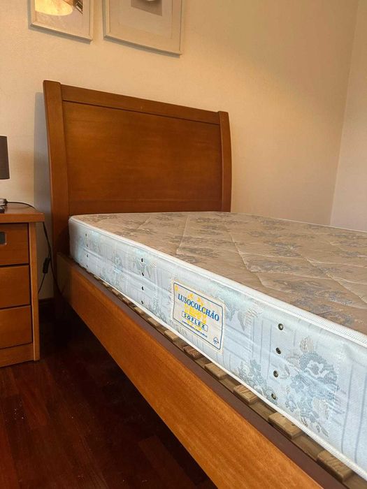 quarto em madeira cerejeira — cama + estante alta + mesa de cabeceira