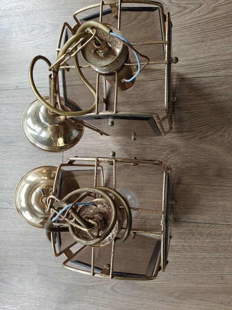 Dwie wiszące lampy retro.