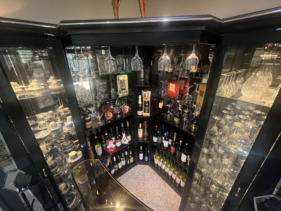 MELHOR OFERTA - Mobília de sala ( Mesa, Bar e Aparador )