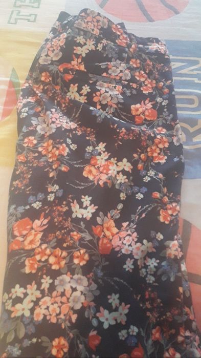 Calças floridas Stradivarius