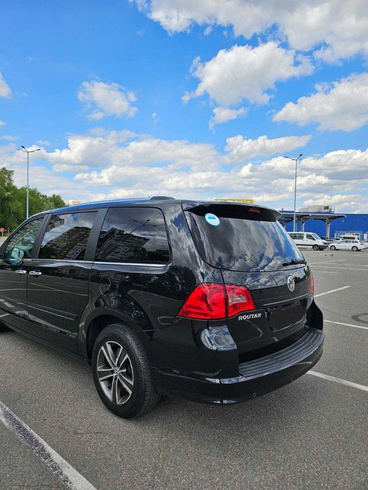 Мінівен Volkswagen Routan у максимальній комплектації SEL Premium.
