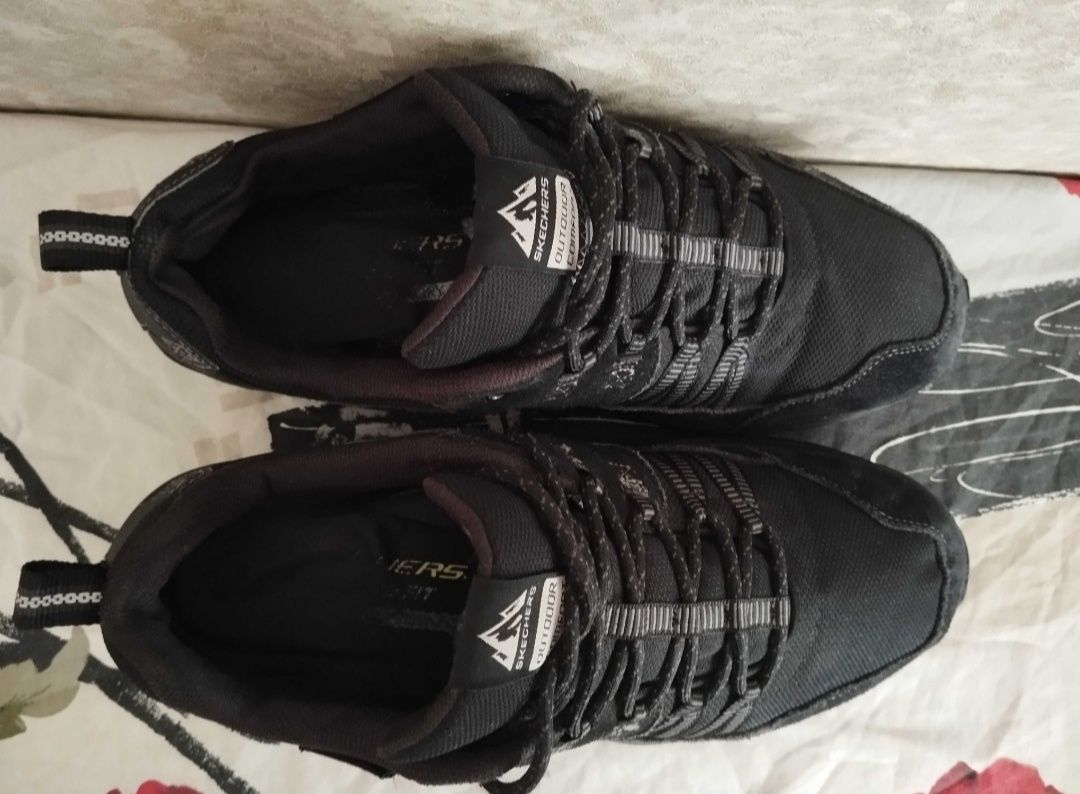 Кросівки фірми sketchers