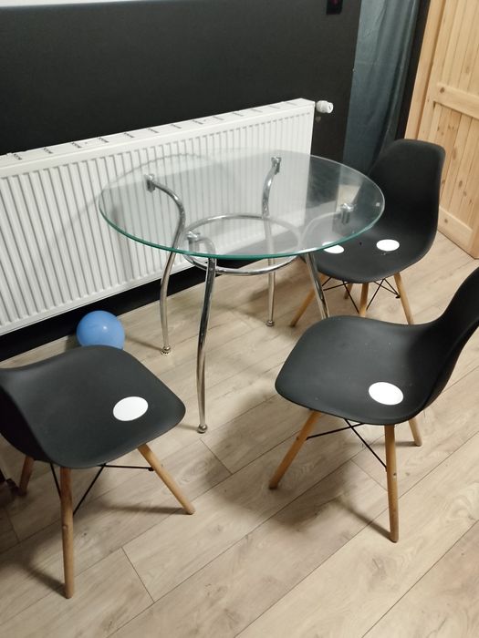 Sprzedam stół z 4 krzesłami