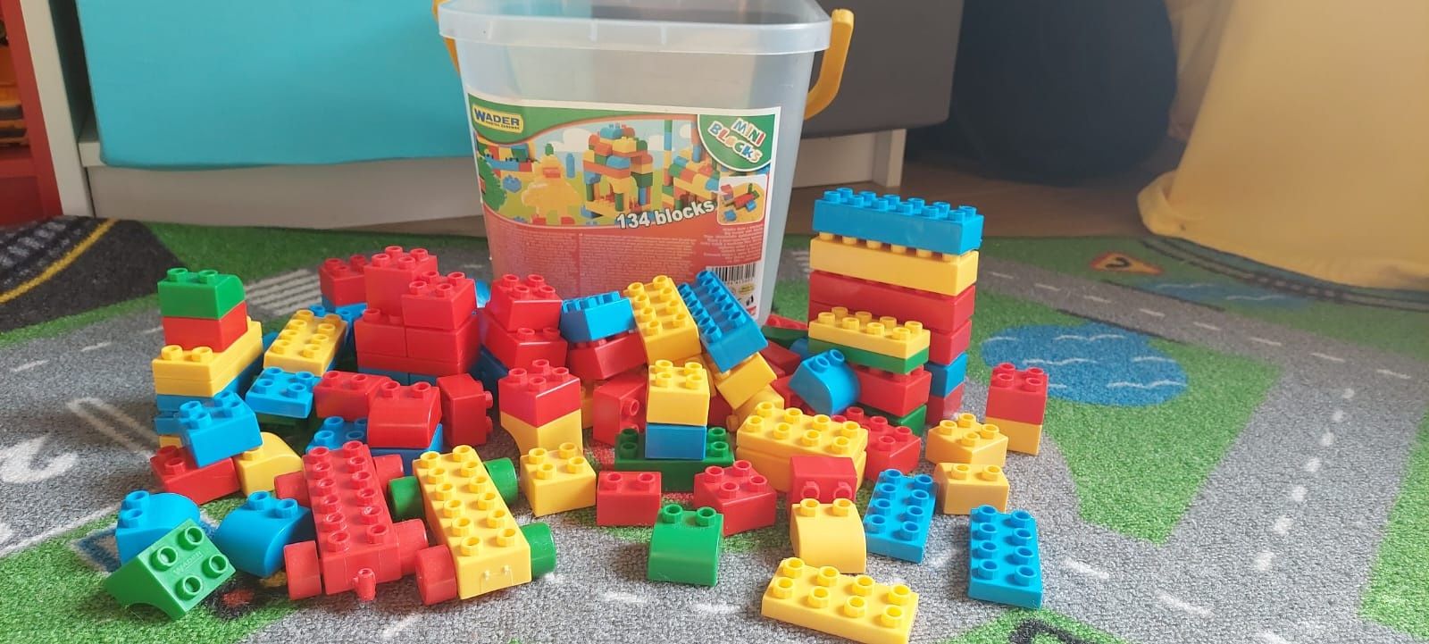 Wiaderko z plastikowymi klockami wader