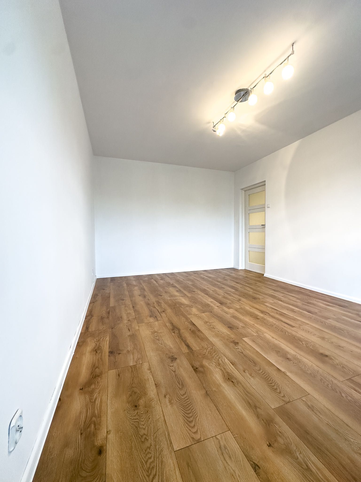 Wynajmę przestronną kawalerkę (37m2) Bytom ul. Łużycka 68