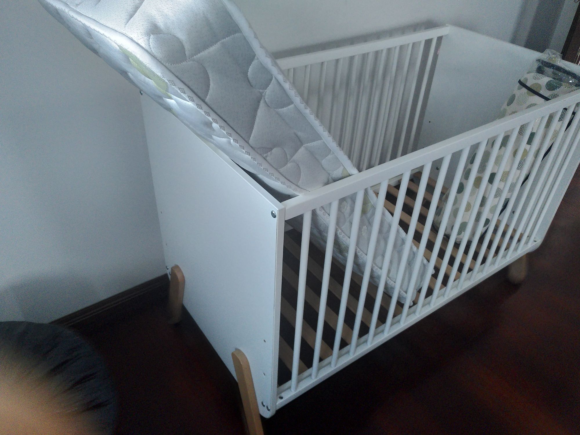 Cama bebe com colchão.