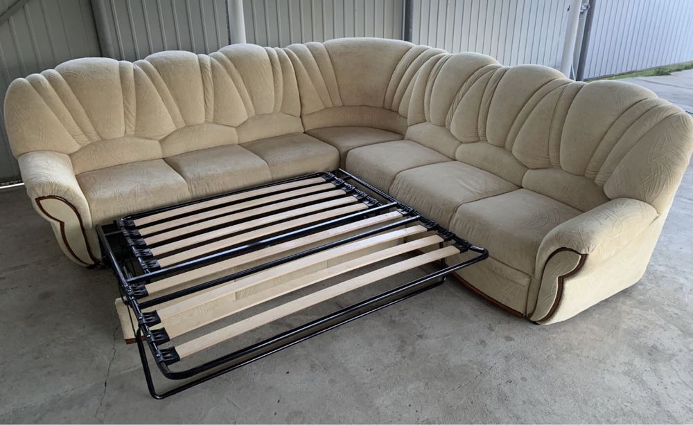 Диван кутовий з спальним місцем