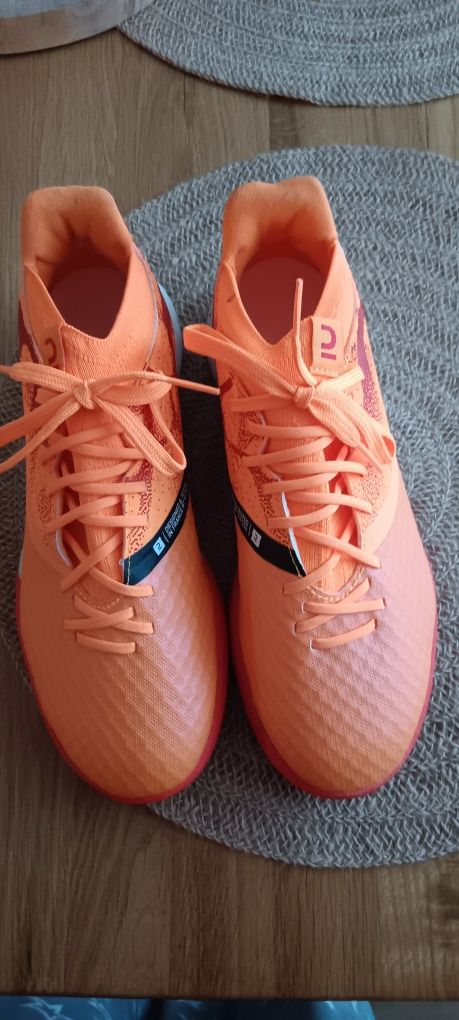 Nowe buty do piłki nożnej dla chłopca Turfy marki Kipsta rozmiar 39