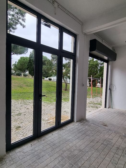 Armazém Feijó- 240m2 com 4 portões e 2 portas de vidro