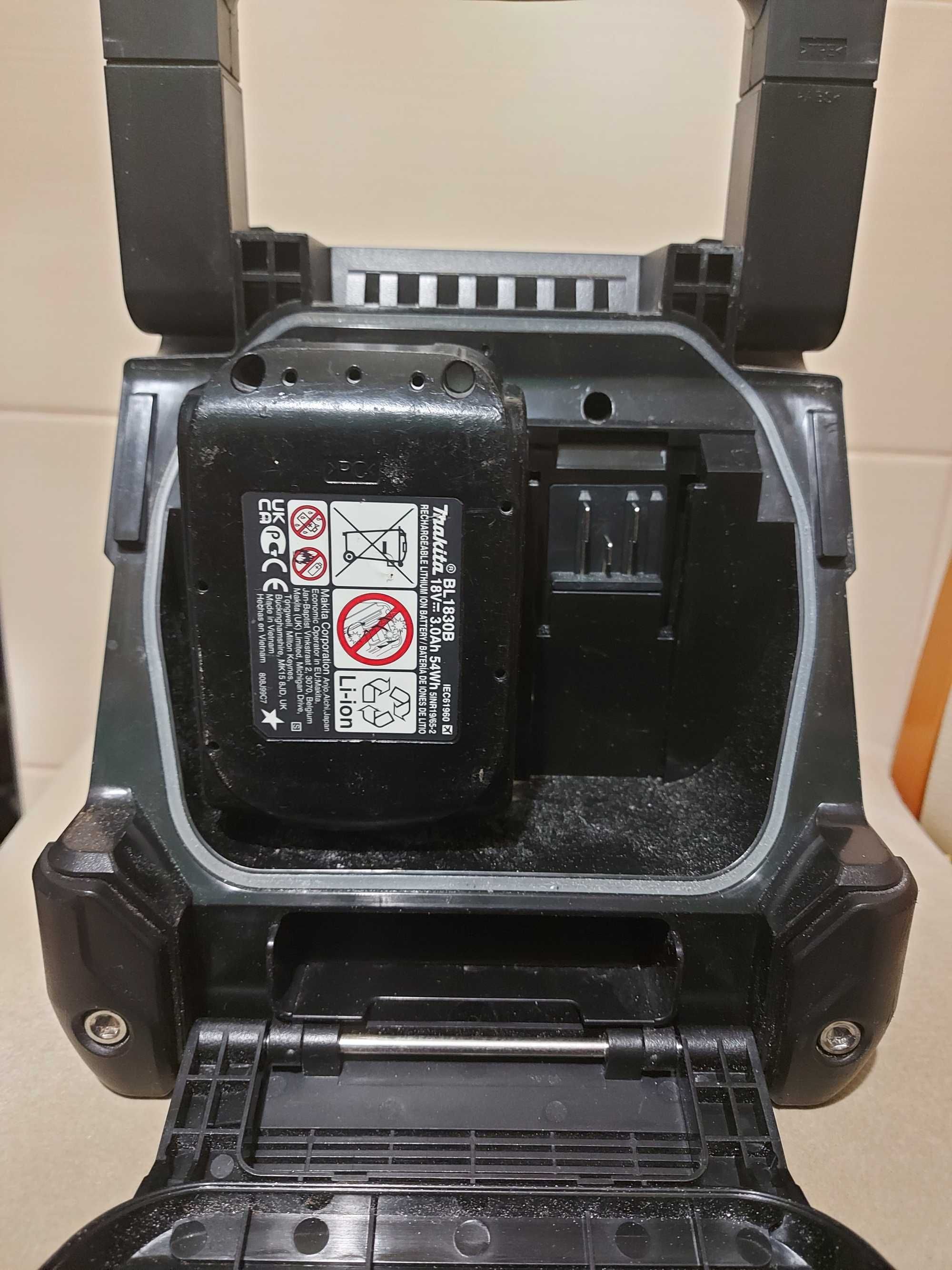 Głośnik bezprzewodowy Makita DMR200 bluetooh plus bateria 3.OAH 18 V